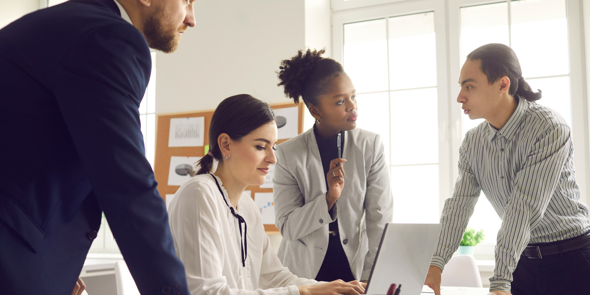 Mitarbeitende organisieren sich im Holokratiemodell größtenteils selbst. © Shutterstock, Studio Romantic