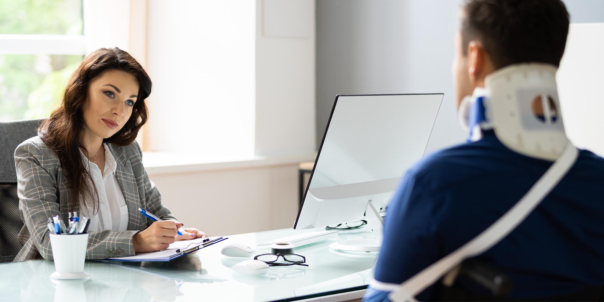 Ist ein Unfall im Homeoffice von der Unfallversicherung geschützt? Wir klären eure Fragen! © Shutterstock, Andrey_Popov