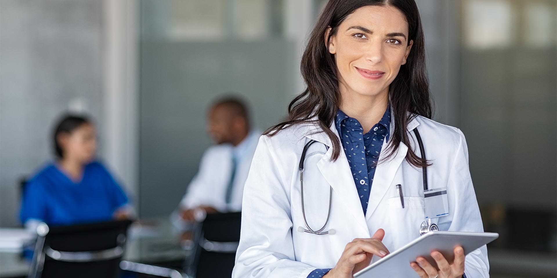 Von Vorsorge über Beratung bis hin zu Impfungen haben Betriebsärzt:innen verschiedenste Aufgaben. © Shutterstock, Rido