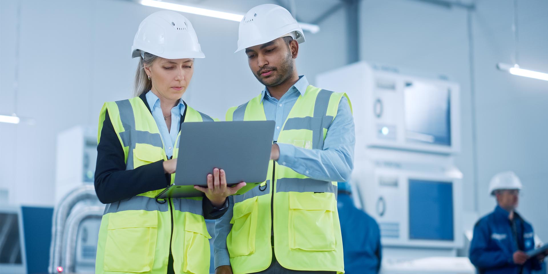 Fachkräfte für Arbeitssicherheit sind für den Arbeitsschutz deiner Mitarbeitenden wichtig.© Shutterstock, Gorodenkoff