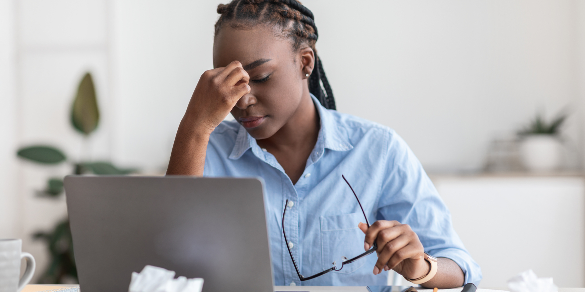 Mit der Gefährdungsbeurteilung psychische Belastung könnt ihr Belastungsfaktoren ermitteln, um Gegenmaßnahmen treffen zu können. © Shutterstock, Prostock-studio