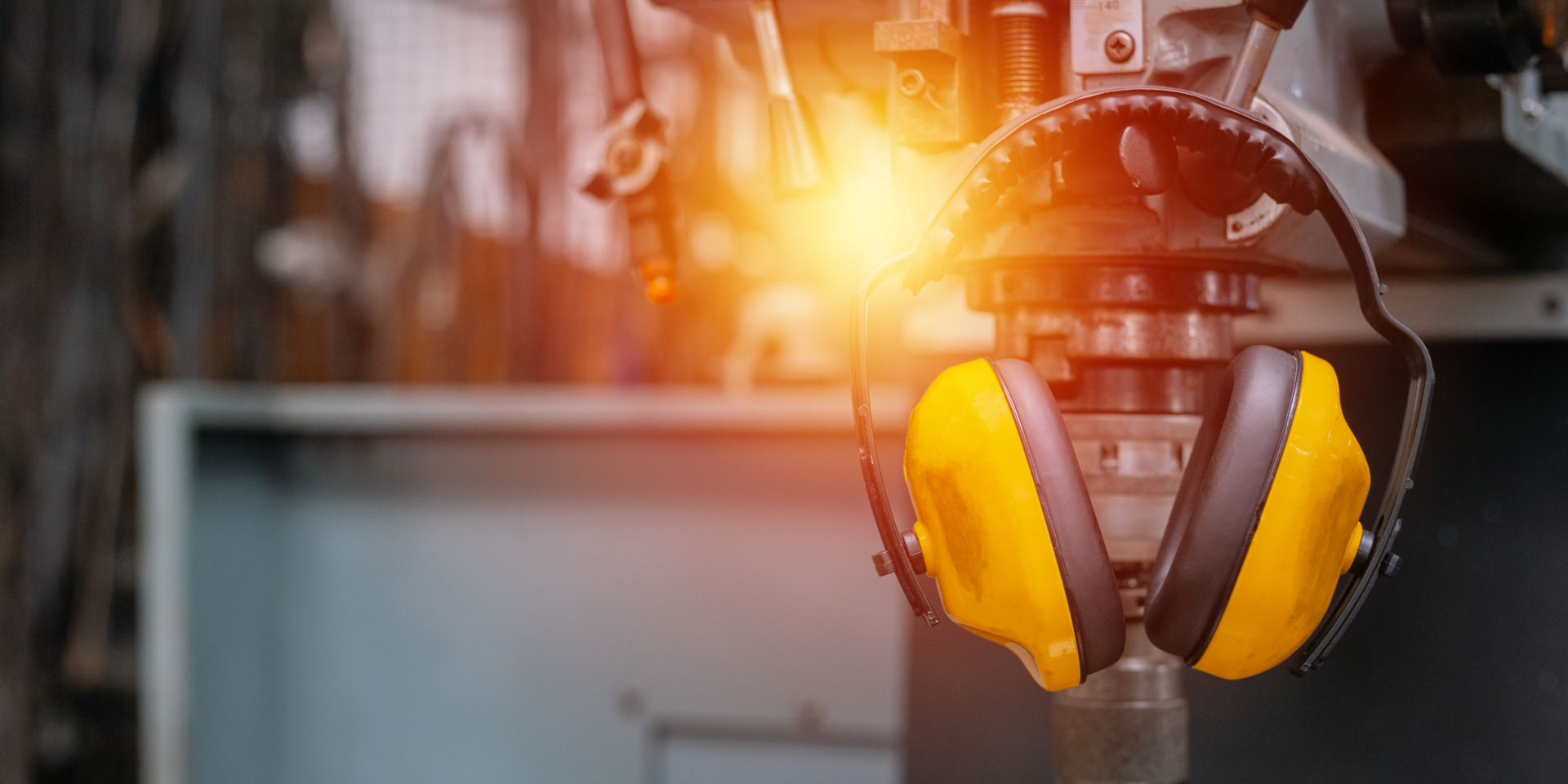 Lärmschutz am Arbeitsplatz ist nicht zu unterschätzen. © Shutterstock, FOTO Eak