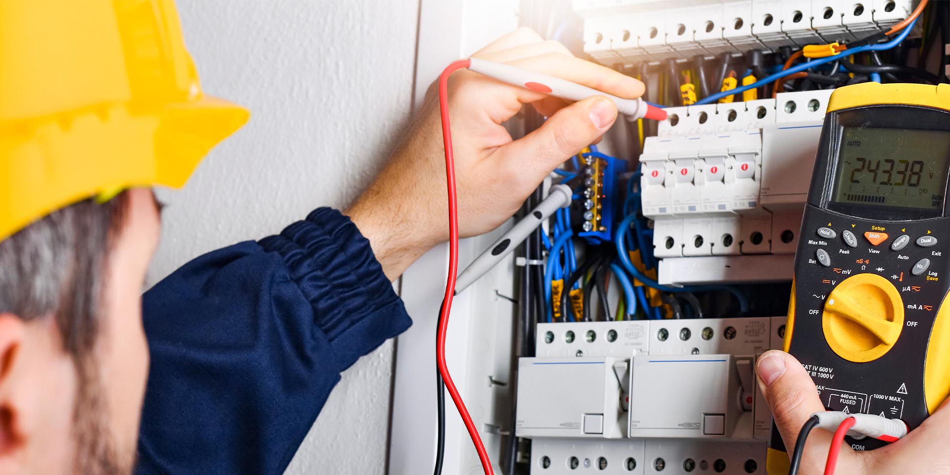 Die DGUV V3 ist die Unfallverhütungsvorschrift für elektrische Anlagen.© Shutterstock, Krasula