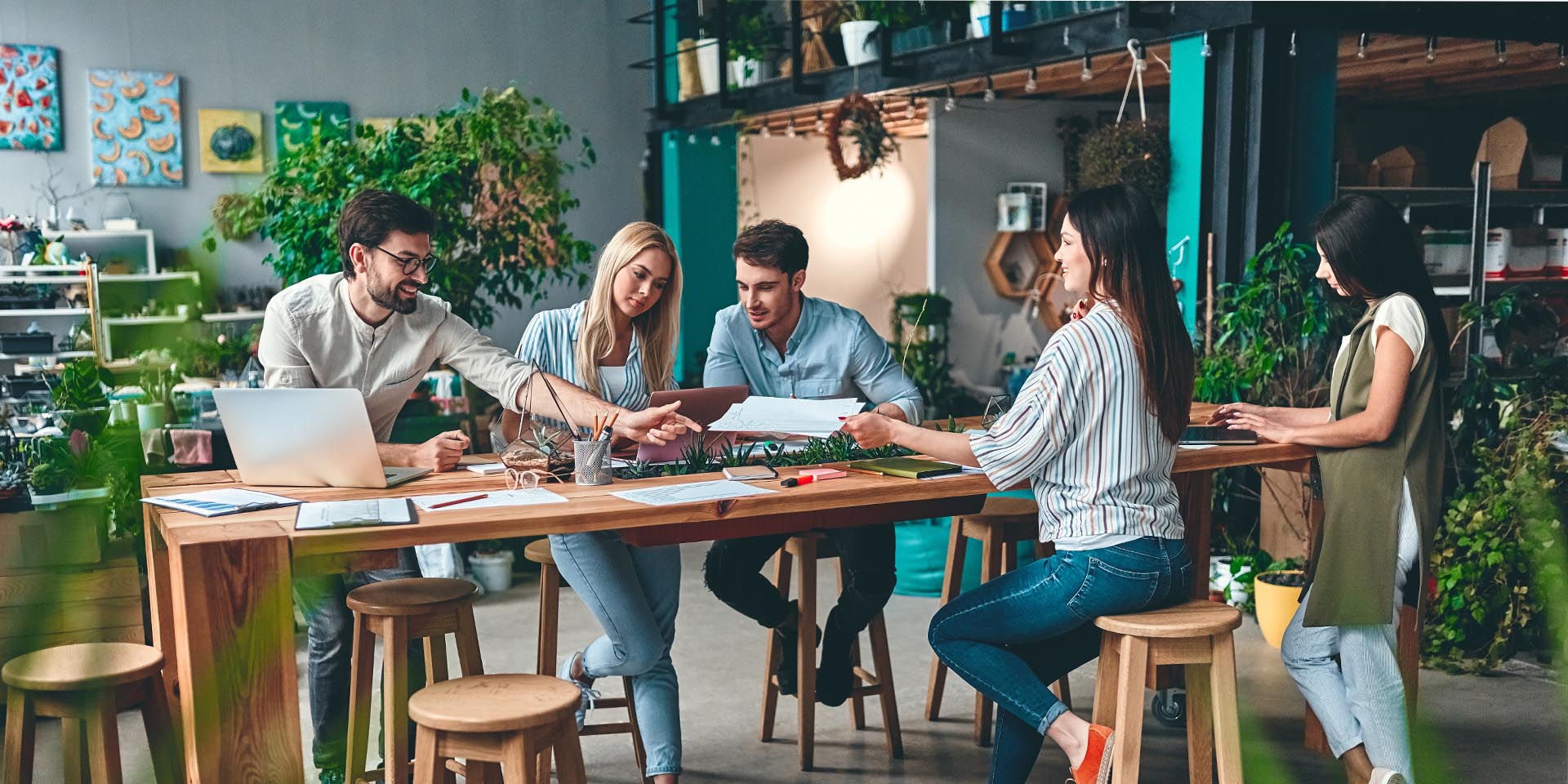 In einem Betriebsrat werden die Interessen der Arbeitnehmer:innen vertreten. © Shutterstock, 4 PM production