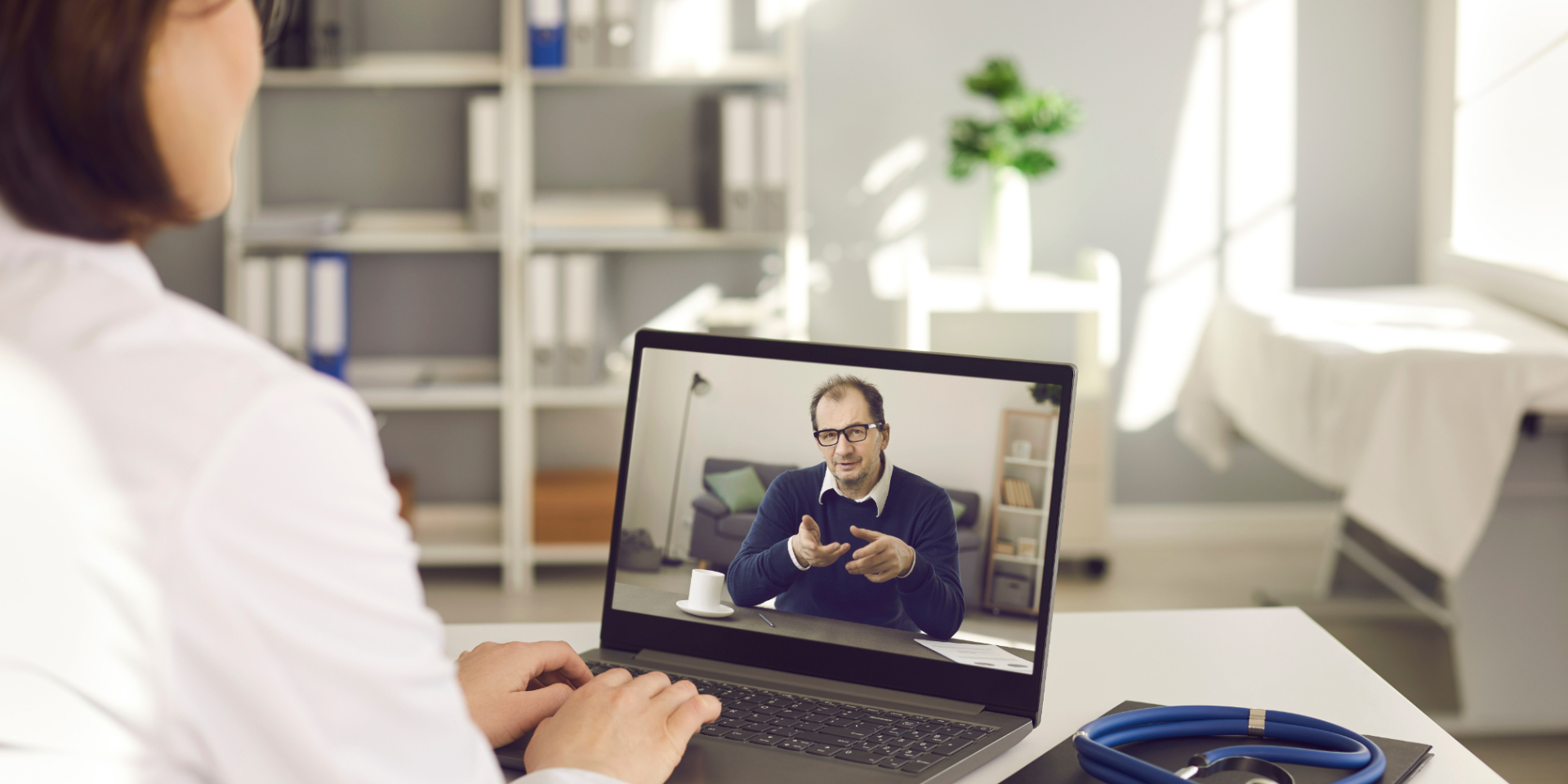Mithilfe von Telemedizin können Ressourcen gespart und effizienter gearbeitet werden. © Shutterstock, Studio Romantic