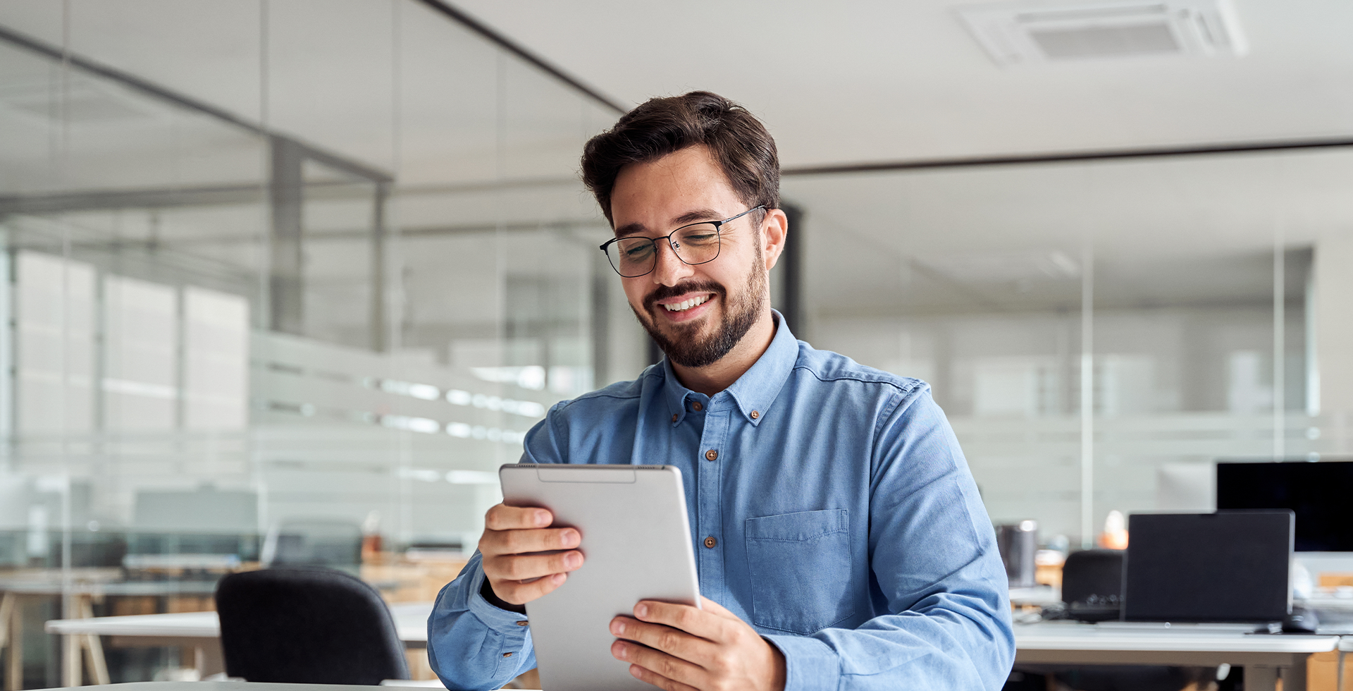 Arbeitgeber organisiert den Arbeitsschutz in seinem Betrieb mit dem Unternehmermodell selbst auf einem Tablet. © Adobe Stock, insta_photos