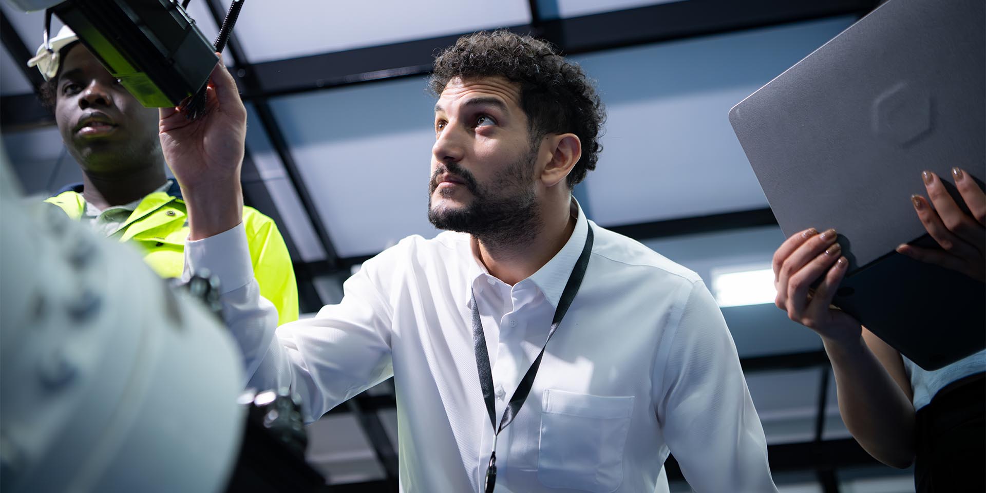 Der Informationssicherheitsbeauftragte überprüft die Geräte im Betrieb. © envato, wosunan