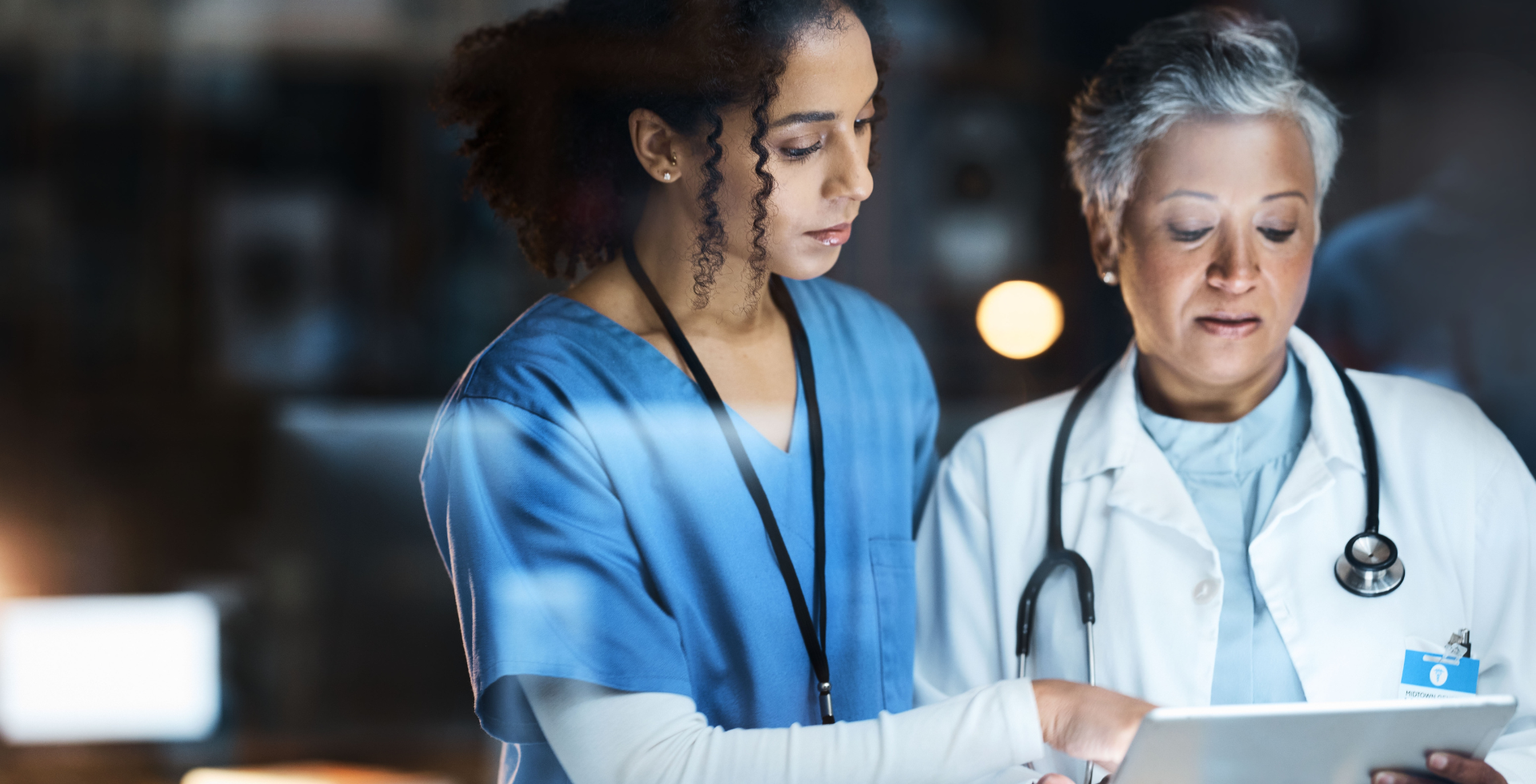 Weibliche Mitarbeiter im Krankenhaus schauen auf Unterlagen. © Shutterstock, PeopleImages.com - Yuri A