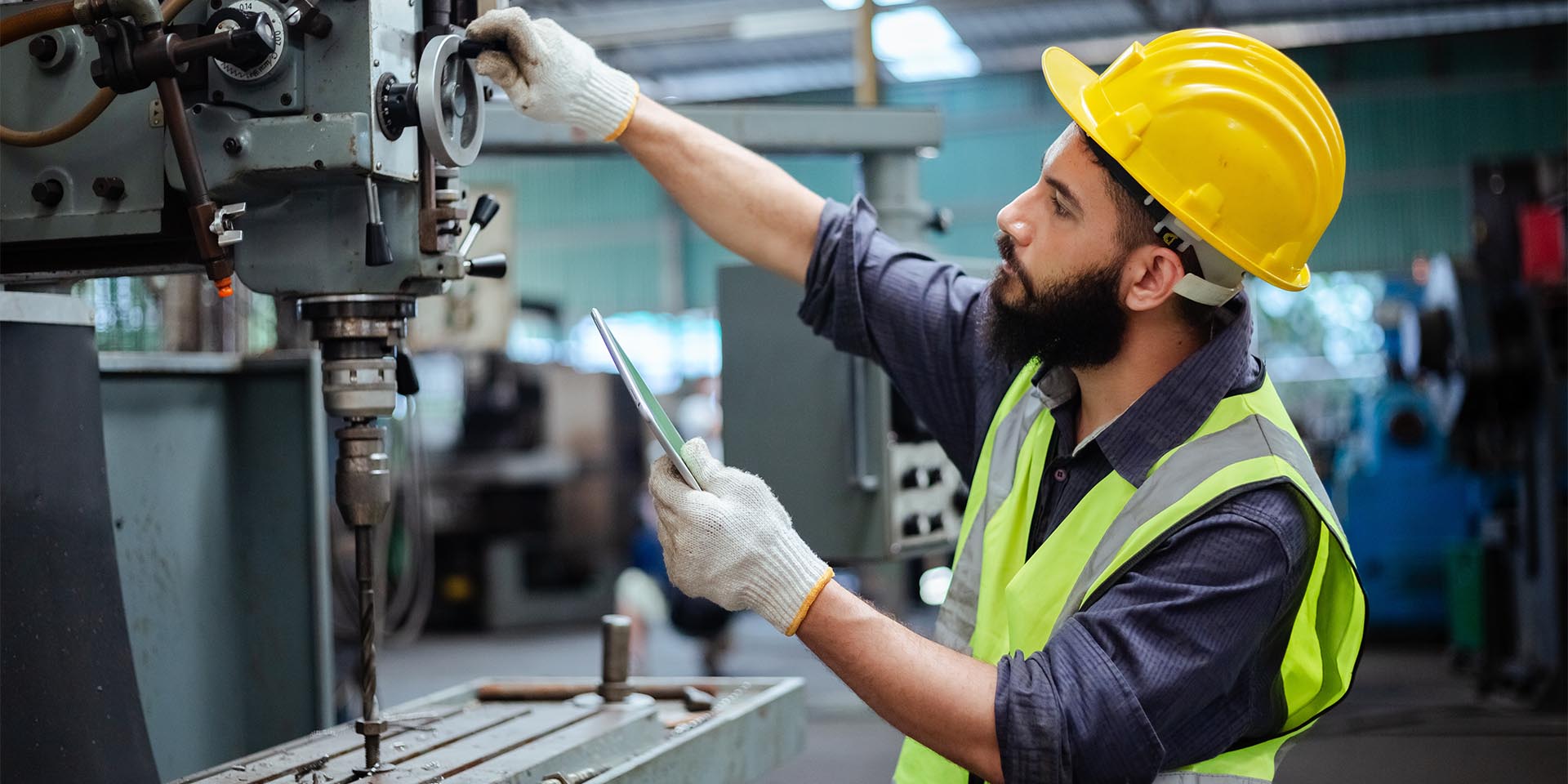 Ein Betriebsbeauftragter kontrolliert die Arbeitssicherheit im Betrieb. © Adobe Stock, eakgrungenerd