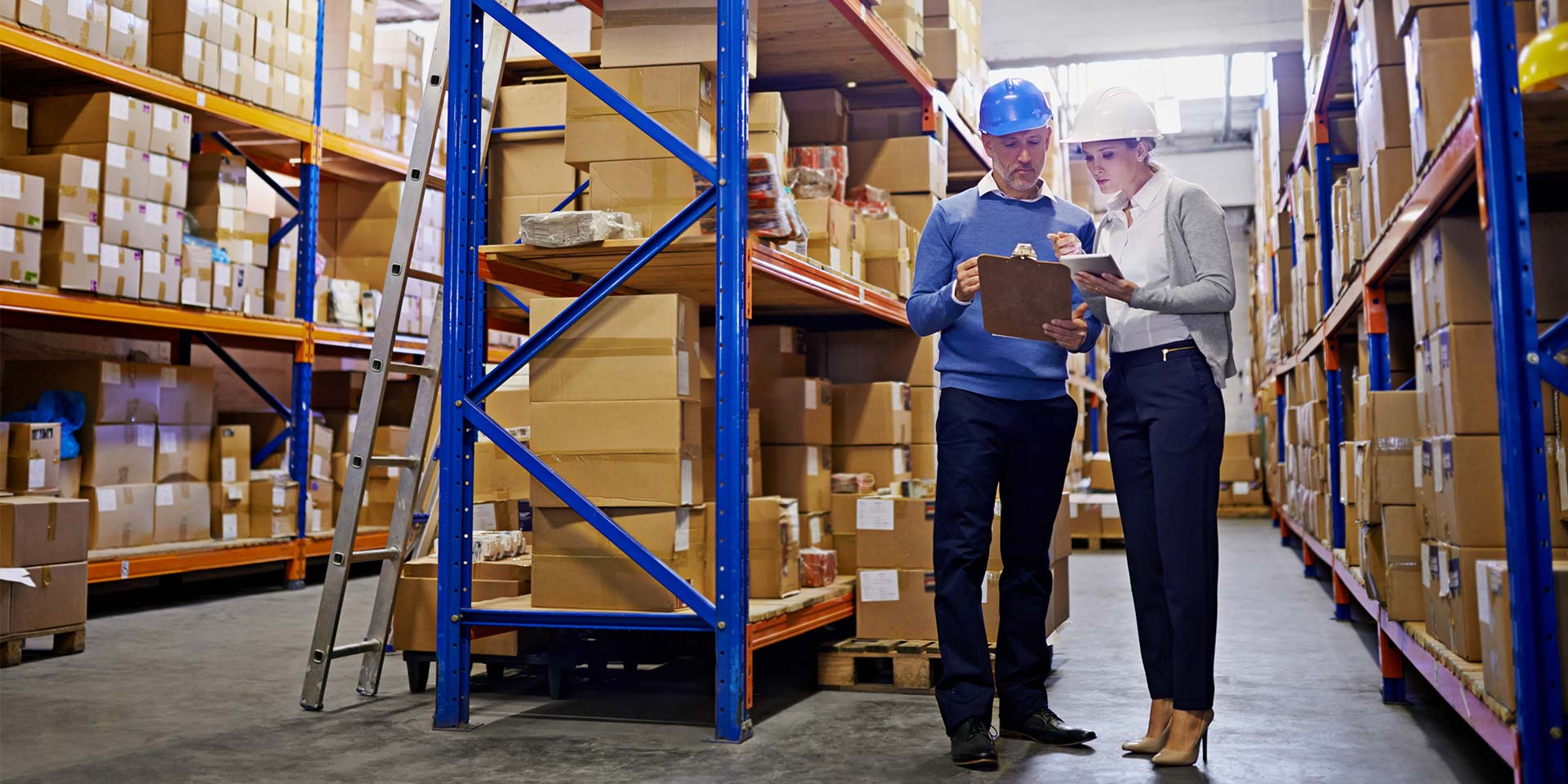 Kollegen besprechen im Lagerraum die nachhaltige Beschaffung ihres Unternehmens. © Adobe Stock, Yuri Arcurs/peopleimages.com