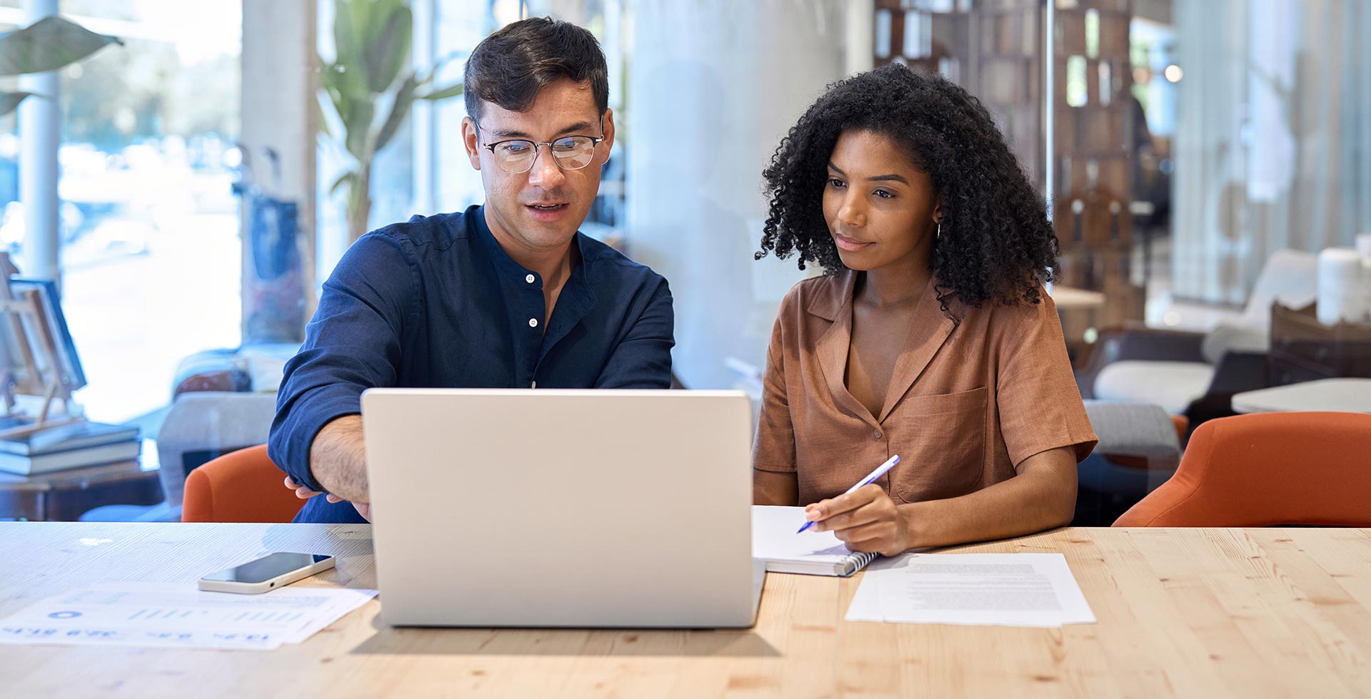 Mitarbeiter arbeiten an einem Arbeitsplatz mit Tageslicht und guter Beleuchtung. © Adobe Stock, insta_photos