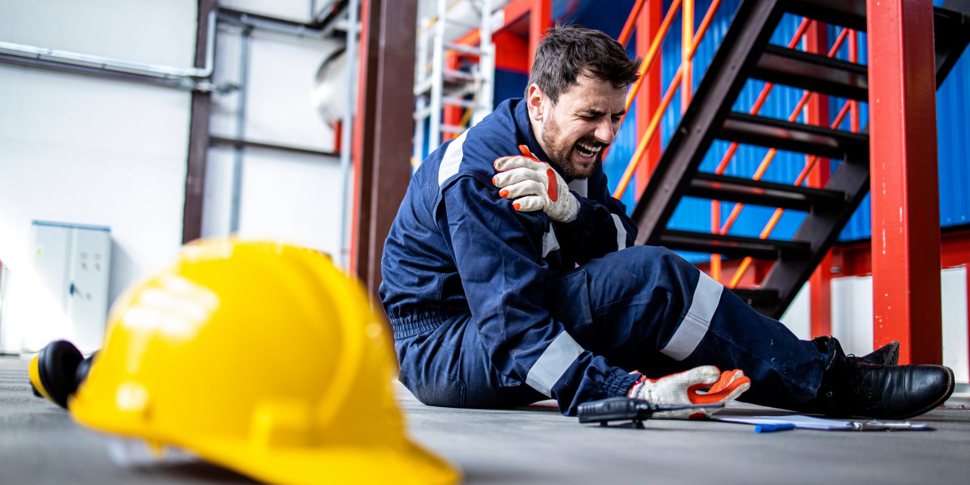 Ein Mitarbeiter erlitt einen Arbeitsunfall, was zur Entstehung einer Schädigung der Rotatorenmanschette der Schulter führt und als eine neue Berufskrankheit gilt. © Adobe Stock, littlewolf1989