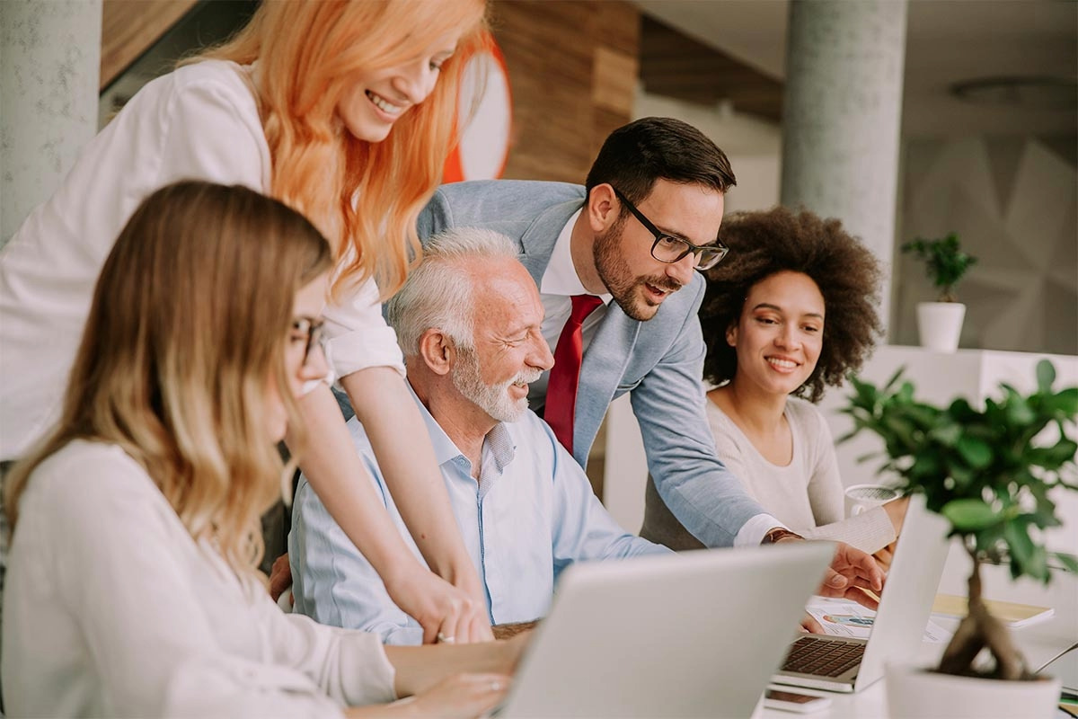 Ein altersgemischtes Team arbeitet gemeinsam an der Lösung eines komplexen Problems. © Envato, BGStock72